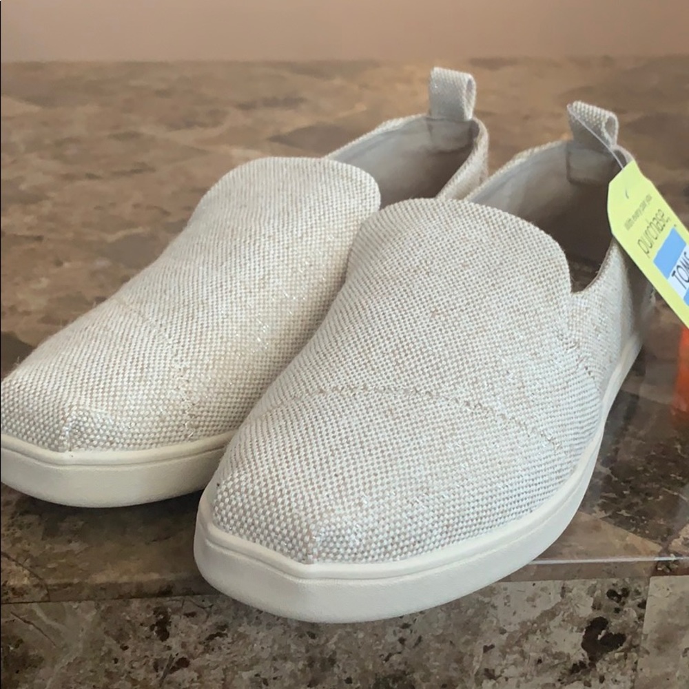 *BRAND NEW* TOMS